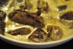 Kalvesteaks på pande med flødesovs & kartofler