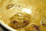 Kalvesteaks på pande i flødesovs - med kartofler