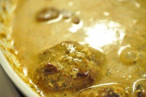 Kalvesteaks på pande med flødesovs & kartofler