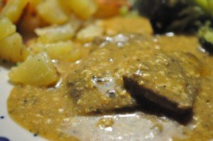 Kalvesteaks på pande med flødesovs & kartofler