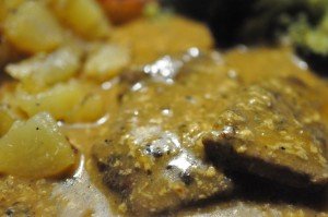Kalvesteaks på pande med flødesovs & kartofler
