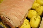 Flæskesteg med timiankartofler og hvid dressing