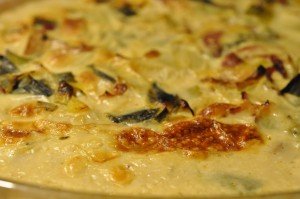 Mørbrad i fad med porre, bacon og flødeost