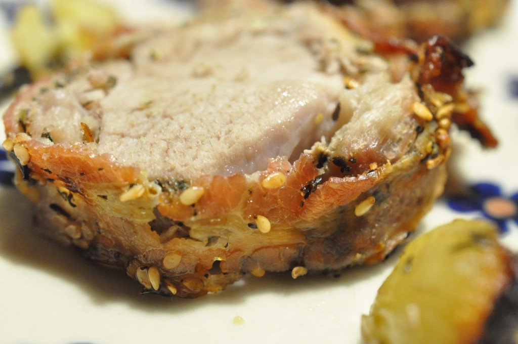 Svinemørbrad med bacon og sesamkartofler
