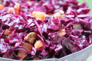 Rødkålssalat med appelsin & brændte mandler