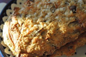 Madbrød med hvidløg, rødløg og krydderurter