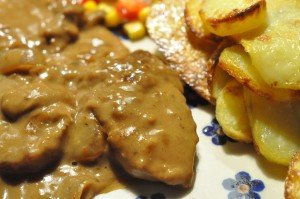 Mørbradbøffer i flødesauce med løg og champignon