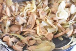 Mørbradbøffer med champignon og bløde løg