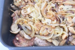 Mørbradbøffer med champignon og bløde løg