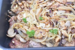Mørbradbøffer med champignon og bløde løg