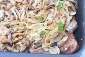 Mørbradbøffer med champignon og bløde løg