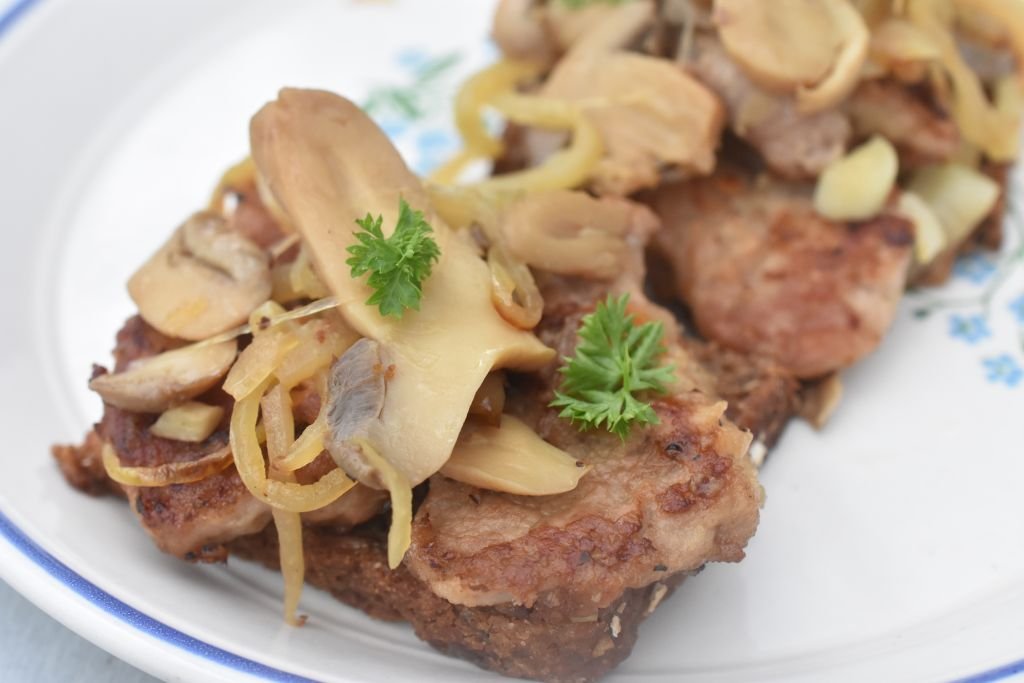 Mørbradbøffer med champignon og bløde løg