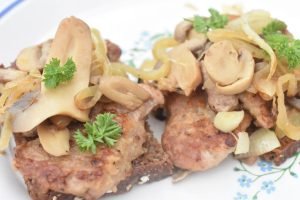 Mørbradbøffer med champignon og bløde løg