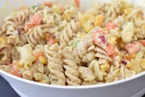 Pastasalat med karrydressing - nem opskrift