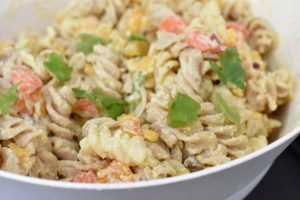 Pastasalat med karrydressing - nem opskrift