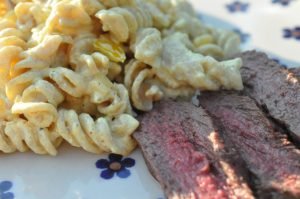 Pastasalat med karry og grønt og grillet flanksteak