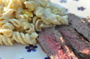 Pastasalat med karry og grønt og grillet flanksteak