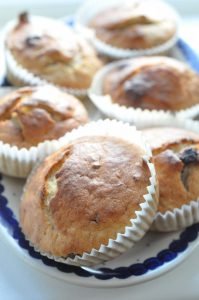 Nemme bananmuffins med peanuts og chokolade