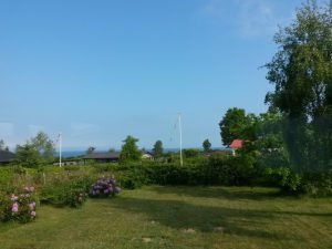 Sommerhuslykke, grill og dybblå himmel