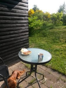 Sommerhuslykke, grill og dybblå himmel
