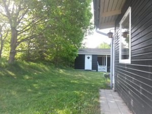 Sommerhuslykke, grill og dybblå himmel