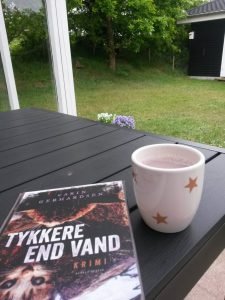 Sommerhuslykke, grill og dybblå himmel