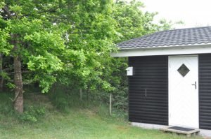 Sommerhuslykke, grill og dybblå himmel