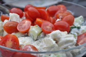 Kartoffelsalat med tomat og agurk