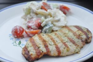 Grillede koteletter og kartoffelsalat