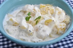 Hjemmelavet kartoffelsalat med creme fraiche og mayonnaise