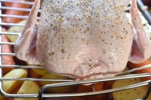 Grillkylling i ovn med lækkert tilbehør