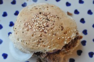 Bløde burgerboller med rugmel og havregryn