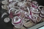 Æggekage i ovn med bacon, feta og rødløg