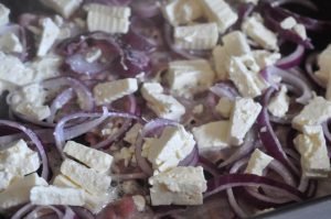Æggekage i ovn med bacon, feta og rødløg