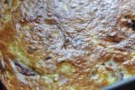 Æggekage i ovn med bacon, feta og rødløg