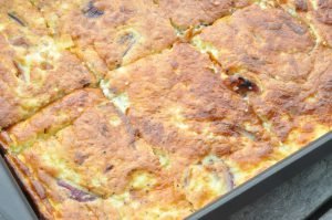 Æggekage i ovn med bacon, feta og rødløg