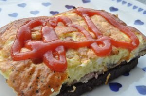 Æggekage i ovn med bacon, feta og rødløg