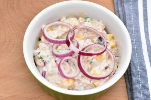 Tunsalat med creme fraiche - nem opskrift