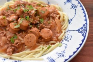 Pasta med hakket svinekød, pølser & tomat
