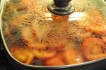 Koteletter i fad med tomatsovs og peberfrugt