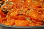 Koteletter i fad med tomatsovs og peberfrugt