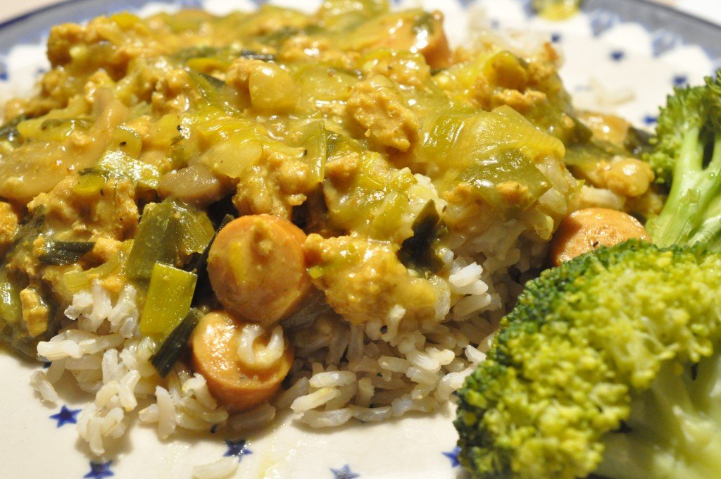 Karrysauce med porrer, pølser og mango chutney