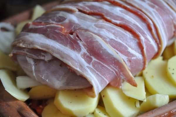 Kalkunbryst i baconsvøb med flødekartofler i Römertopf