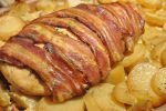 Kalkunbryst i baconsvøb med flødekartofler i Römertopf