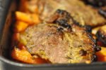 Koteletter i fad med rodfrugter og marinade