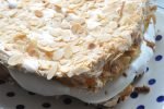 Lækker kage med marengs og syltetøj- norsk Kvæfjordskake