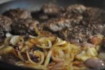 Hakkebøf med bløde, glaserede løg og pommes frites med sesam