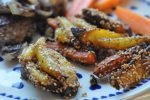 Hakkebøf med bløde, glaserede løg og pommes frites med sesam