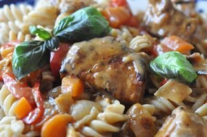 Svinetfilet i lækker krydret flødesauce med peberfrugt og løg