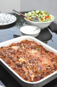 Iceberg salat er så sprødt og lækkert og godt at bruge i mange forskellige slags salater. På bloggen finder du f.eks. opskriften på en lækker icebergsalat med mormordressing og blåbær. Iceberg er en god grøn salat vi kan købe året rundt og bruge i alle slags grønne salater. Hør Gitte fortælle om iceberg og find opskrifter på https://nogetiovnenstaging.com